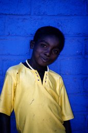 Blue-wall;-Boy;-Child;-Colours;-Comoros-Archipelago;-France;-Indian-Ocean;-Kaleidos;-Kaleidos-images;-La-parole-à-limage;-Laurent-Abad;-Mayotte;-Portrait;-Stories-Pictures;-Yellow-T-shirt